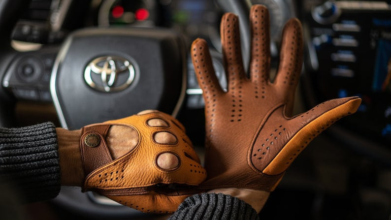 Mens Cognac Brown Two Tone Driving Gloves in Sheep Leather