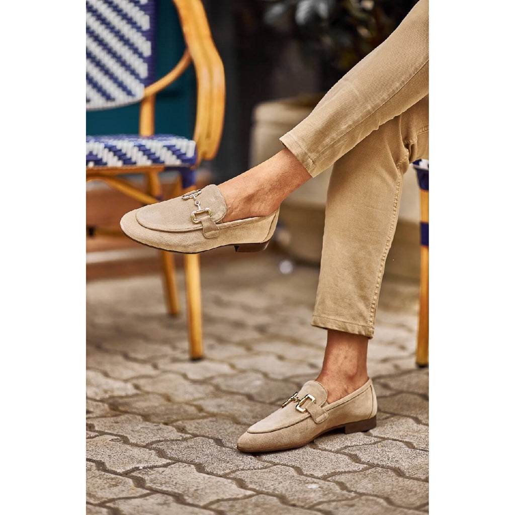 Casual men’s fashion featuring beige suede loafers and khaki pants – versatile leather shoes for brunches, vacations, or everyday looks.
