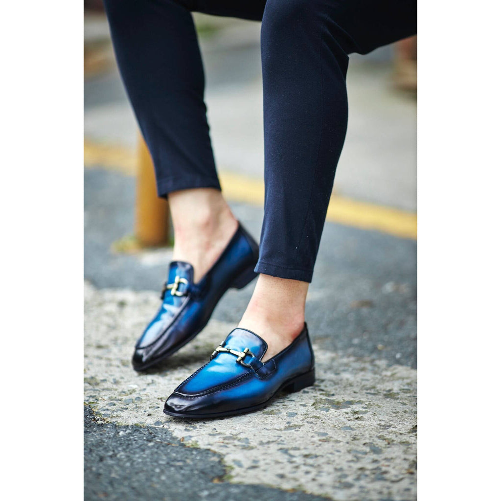 Elegant blue leather dress shoes for men, styled for a street-smart formal look – ideal for weddings, parties, or upscale events.