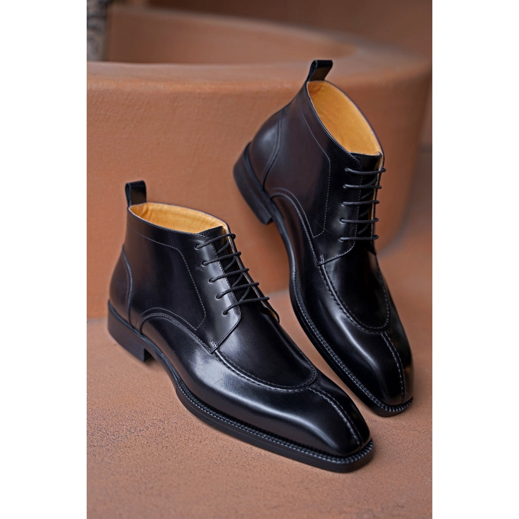 Side profile of elegant black leather men’s boots with sleek stitching – handcrafted for style and comfort.