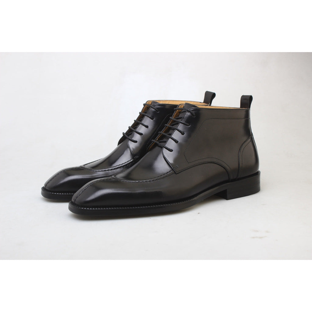 Black lace-up ankle boots with pull tabs – full-grain leather shoes for men seeking refined and rugged fashion.