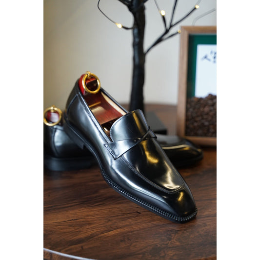 Glossy black and blue tassel loafers for men – handcrafted statement shoes ideal for parties and formal occasions.